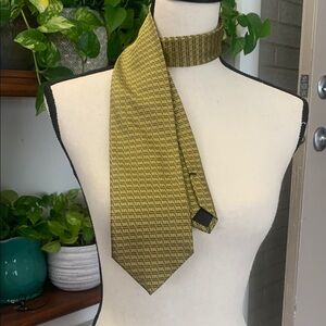 Manuli 100% silk Tie Made in Italy EUC Gold with black Logo pattern 58" x 4"